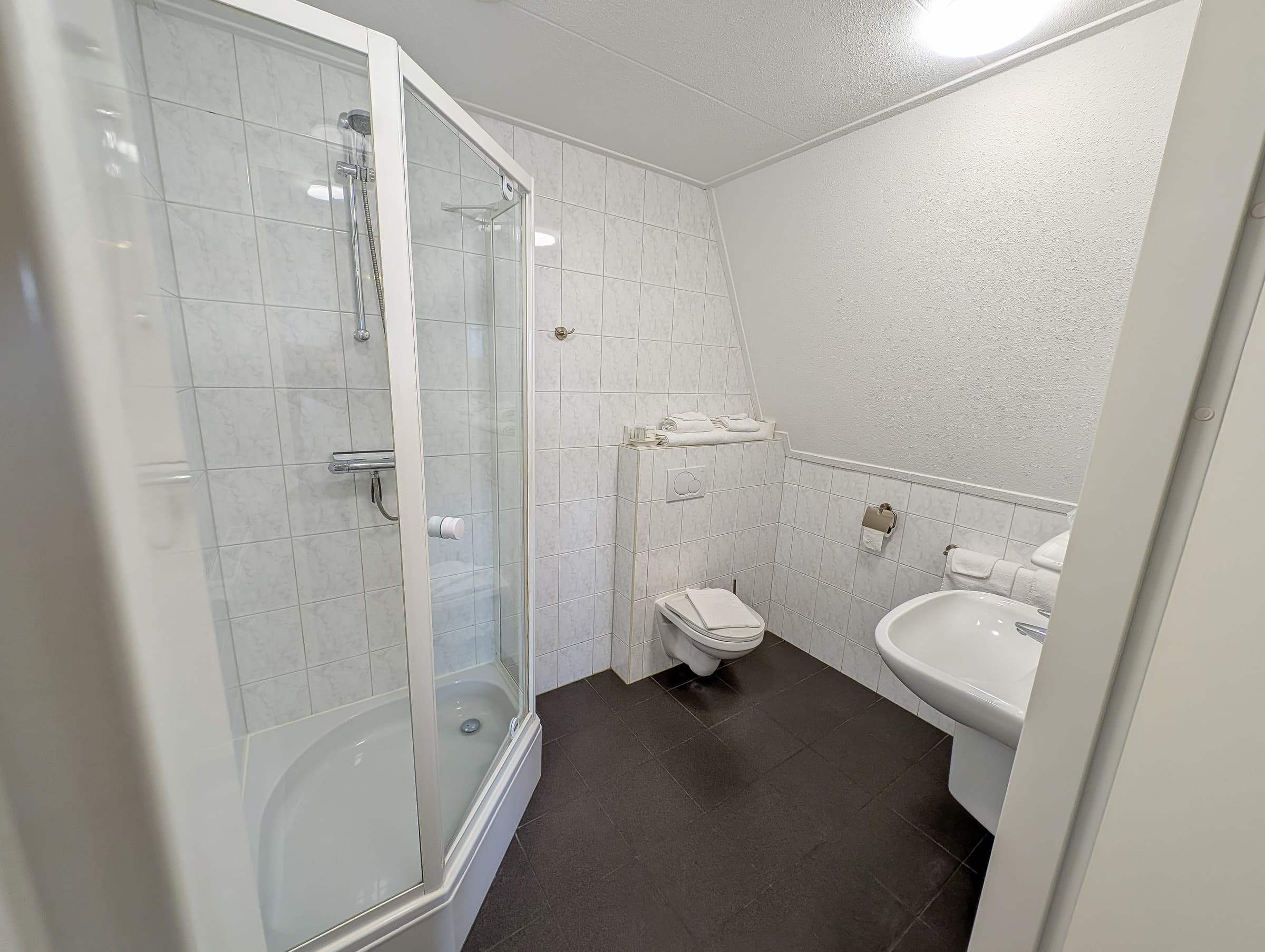 Eigen badkamer met douche en toilet