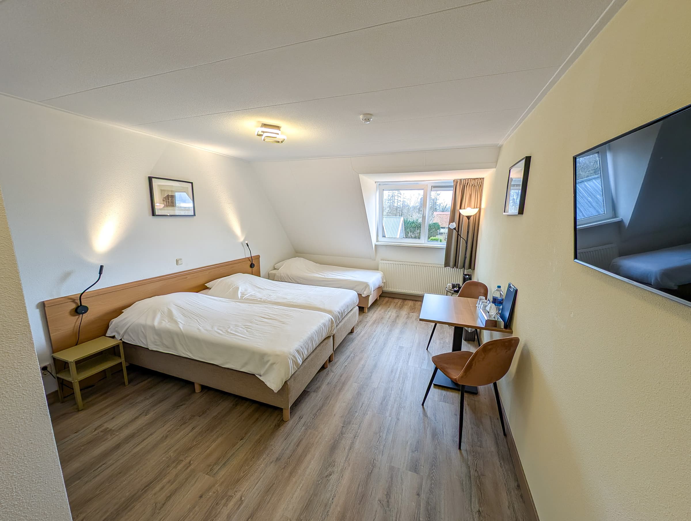 Driepersoonskamer met drie comfortabele bedden