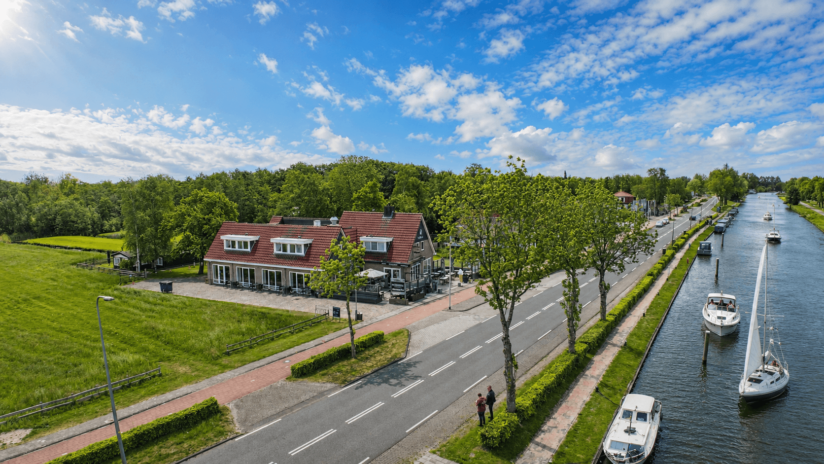 Luchtfoto van Hotel Restaurant d'Olde Smidse aan de Beulakervaart in Giethoorn met varende bootjes